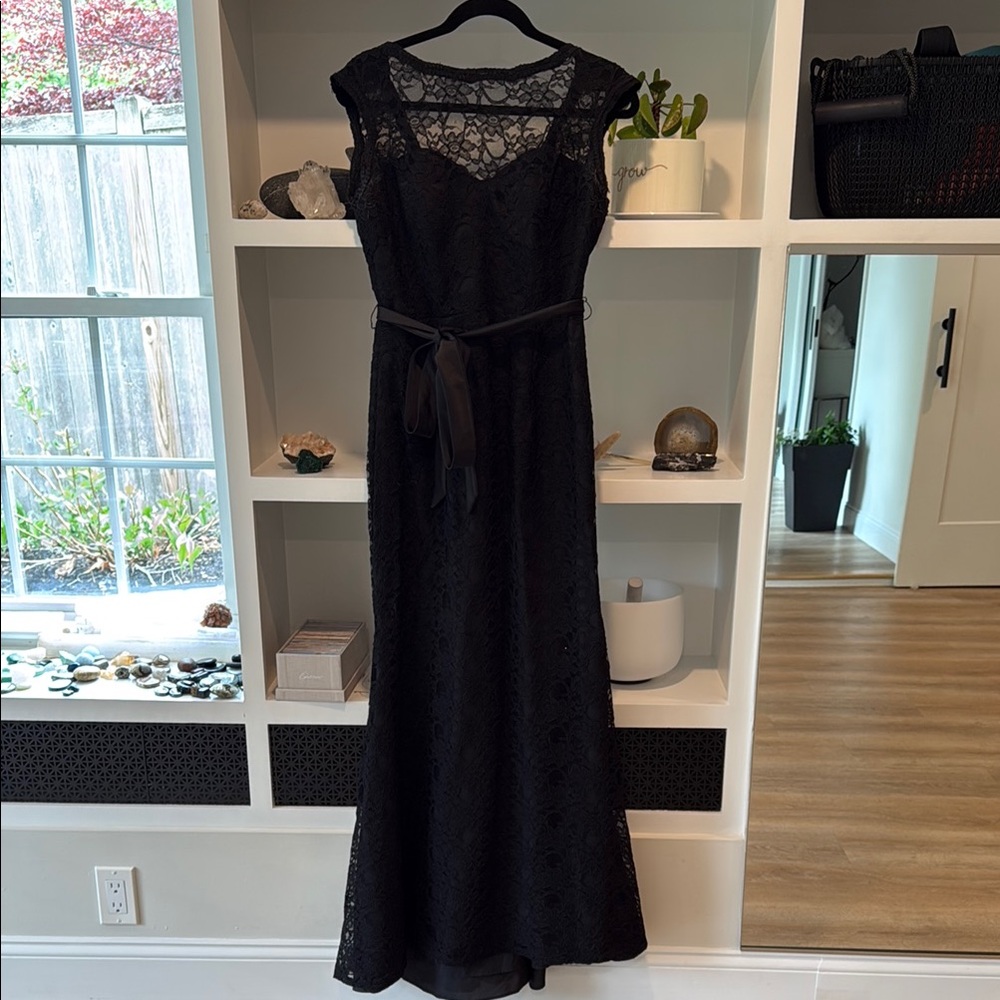 Black Sleeveless Scoop Neck Maxi Gown with train